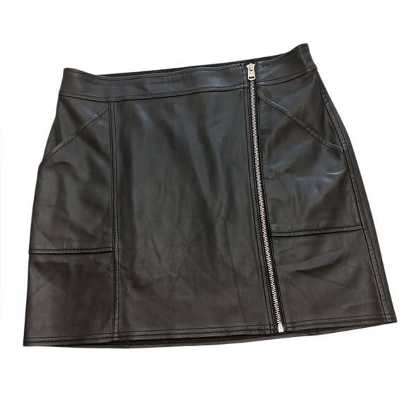 Express Dresses & Skirts - Express Faux Vegan Leather Mini Skirt in Black Sz 8 Zippered Pockets Going Out